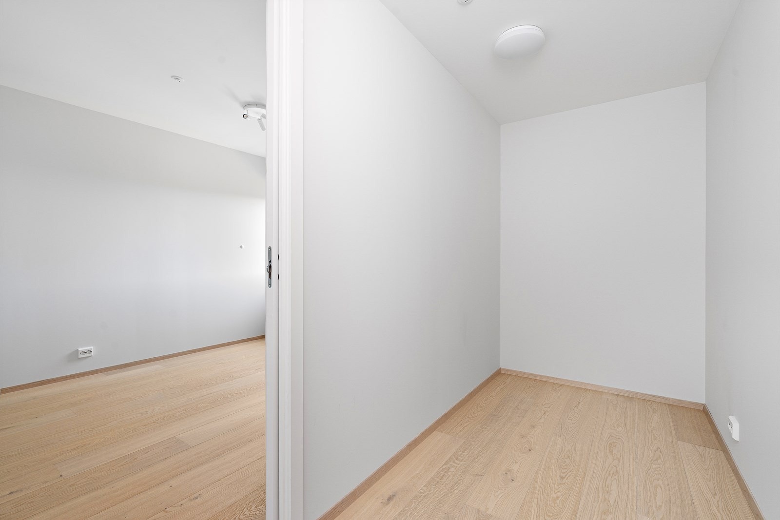 Walk in closet har skyvedør mot soverom. Galleribilde