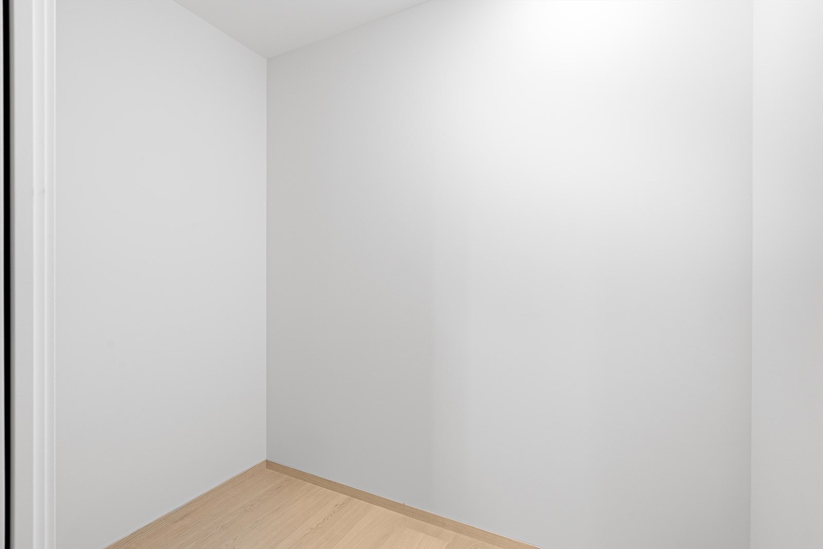 Innvendig bod med god lagringsplass. Galleribilde