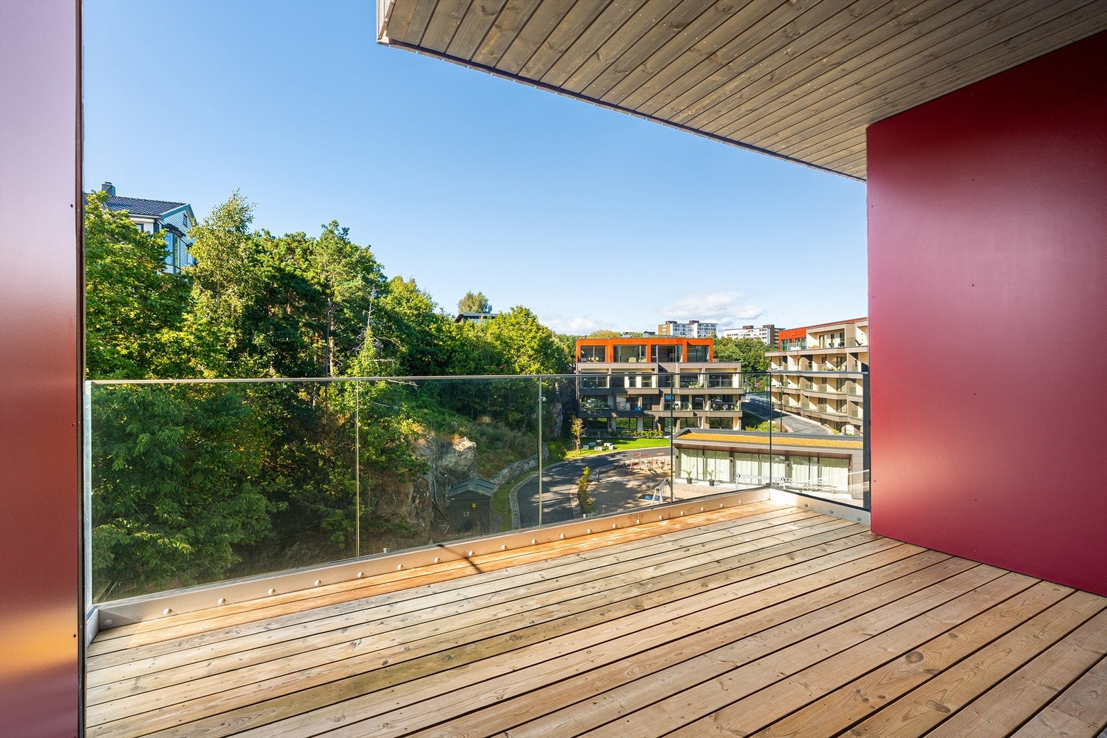 Leiligheten har en romslig og delvis overbygget balkong med ettermiddags- og kveldssol. Galleribilde