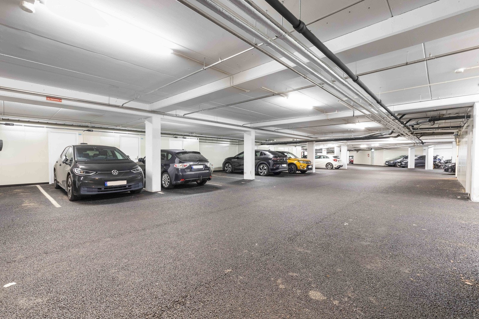 Med leiligheten følger garasjeplass i felles lukket garasjeanlegg og bod på ca. 7kvm i tilknytning til denne. Galleribilde