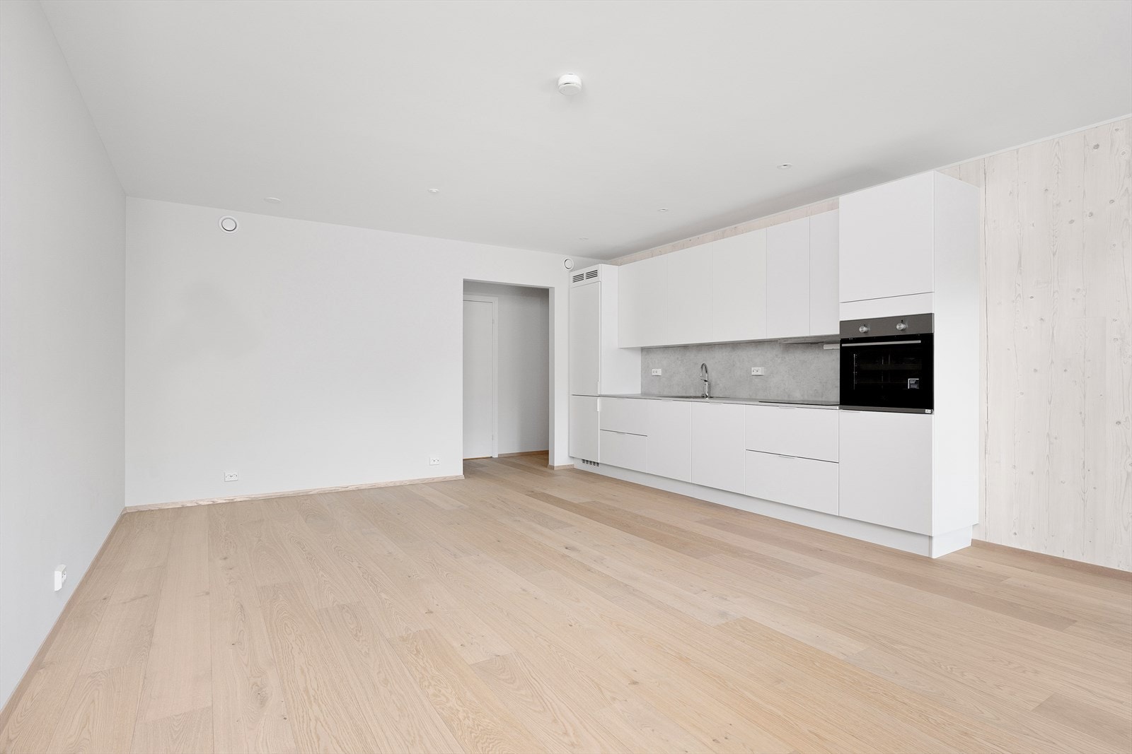 Stuen lar seg fint møblere med spisestue vis á vis kjøkken og TV-gruppe mot balkong. Galleribilde