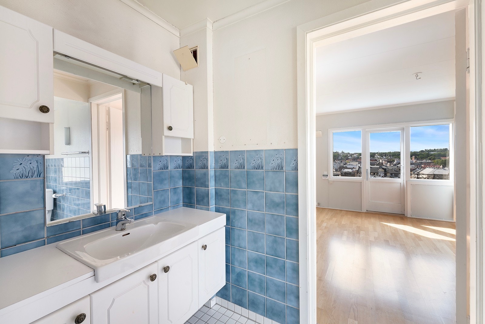 Bad med dør til hovedsoverom Galleribilde