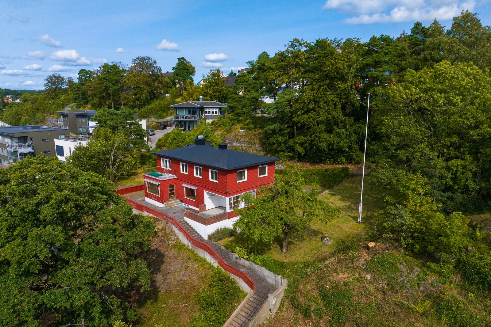 Boligen er omkranset av hage, stor gårdsplass og solfylt veranda. Trapp ned til Bjerggata og sentrum. Galleribilde