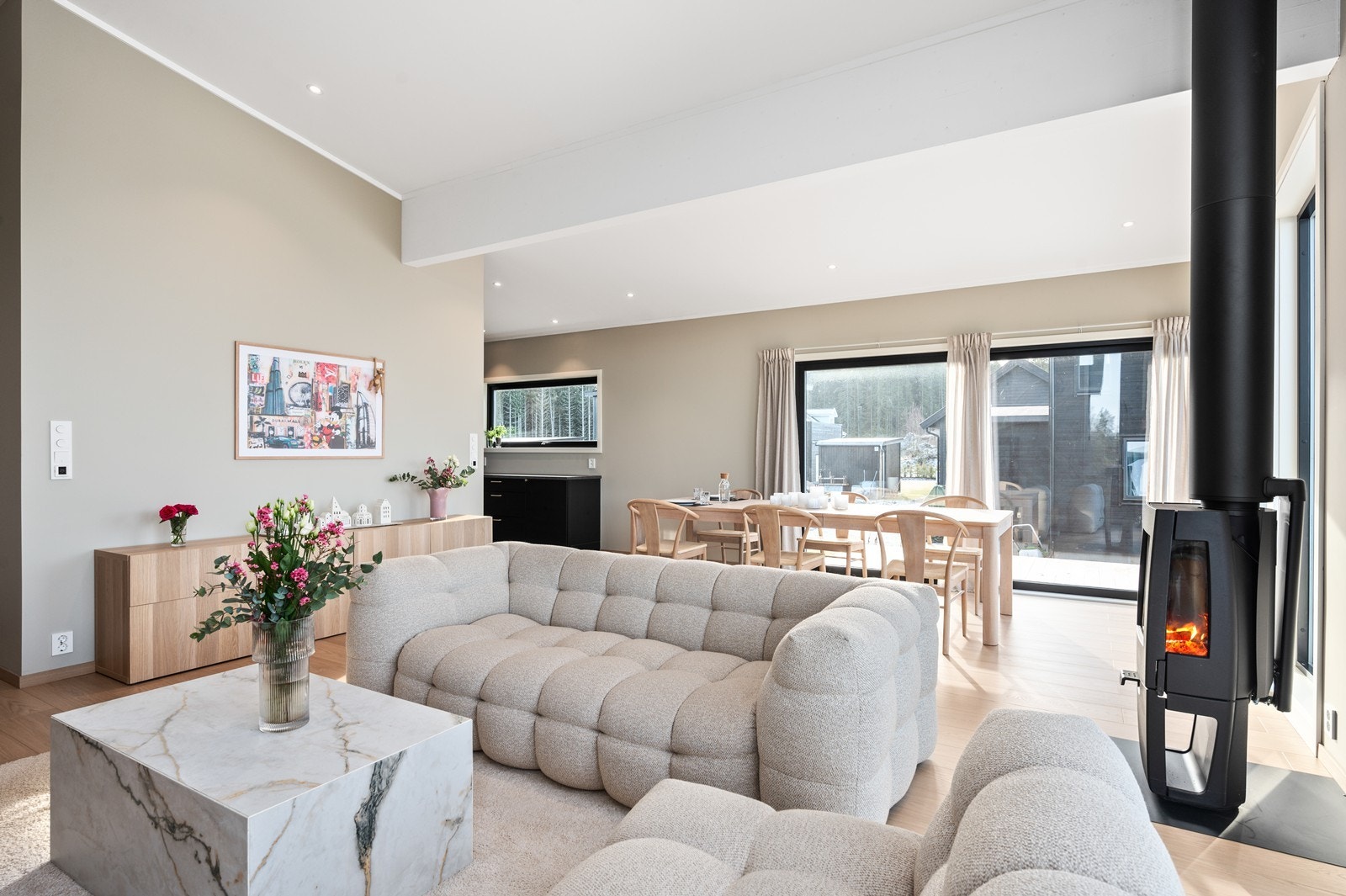 Det er god plass til både sofa- og spisegruppe i stuen. Galleribilde