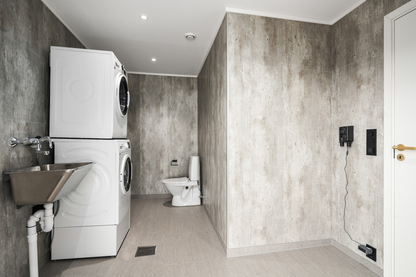 Vaskerommet er innredet med opplegg for vaskemaskin, toalett og vaskekum. Galleribilde