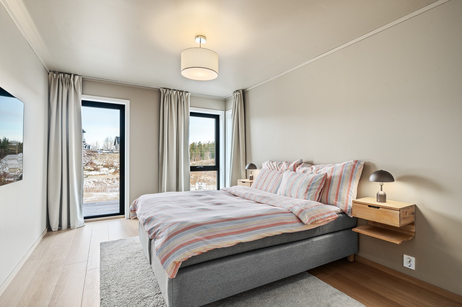 Hovedsoverommet er av god størrelse og har god plass til dobbeltseng samt andre møbler. Galleribilde