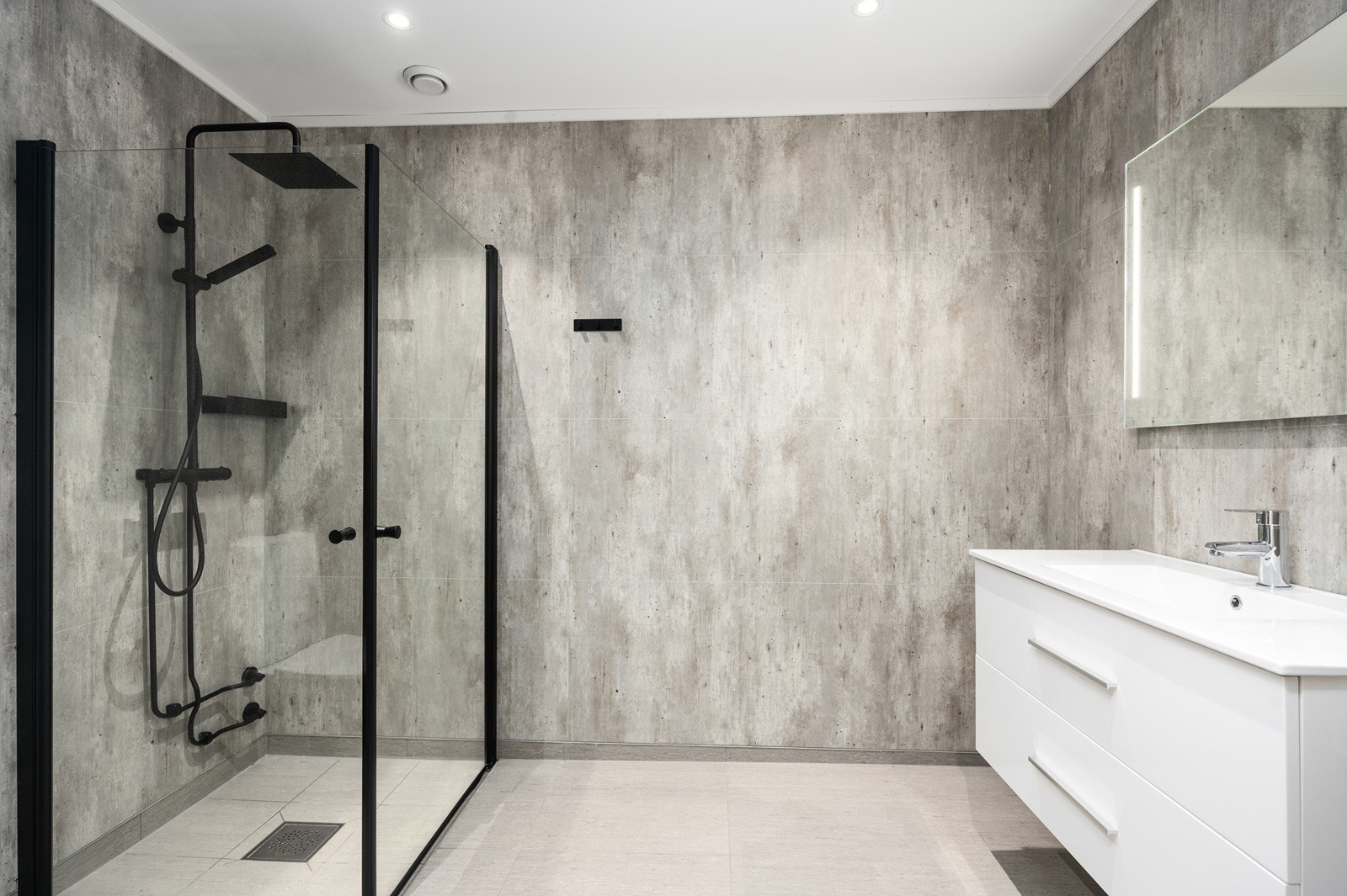 Baderommet er romslig og funksjonelt, med moderne innredning og gode løsninger for både oppbevaring og komfort. Galleribilde