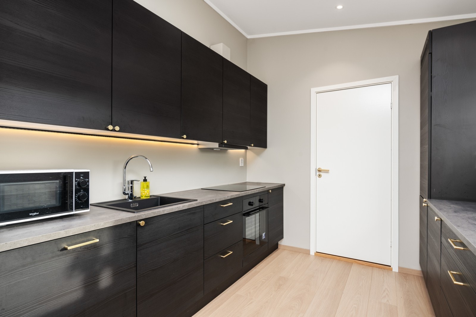 Kjøkkenet har direkte adkomst til teknisk rom/bod. Galleribilde