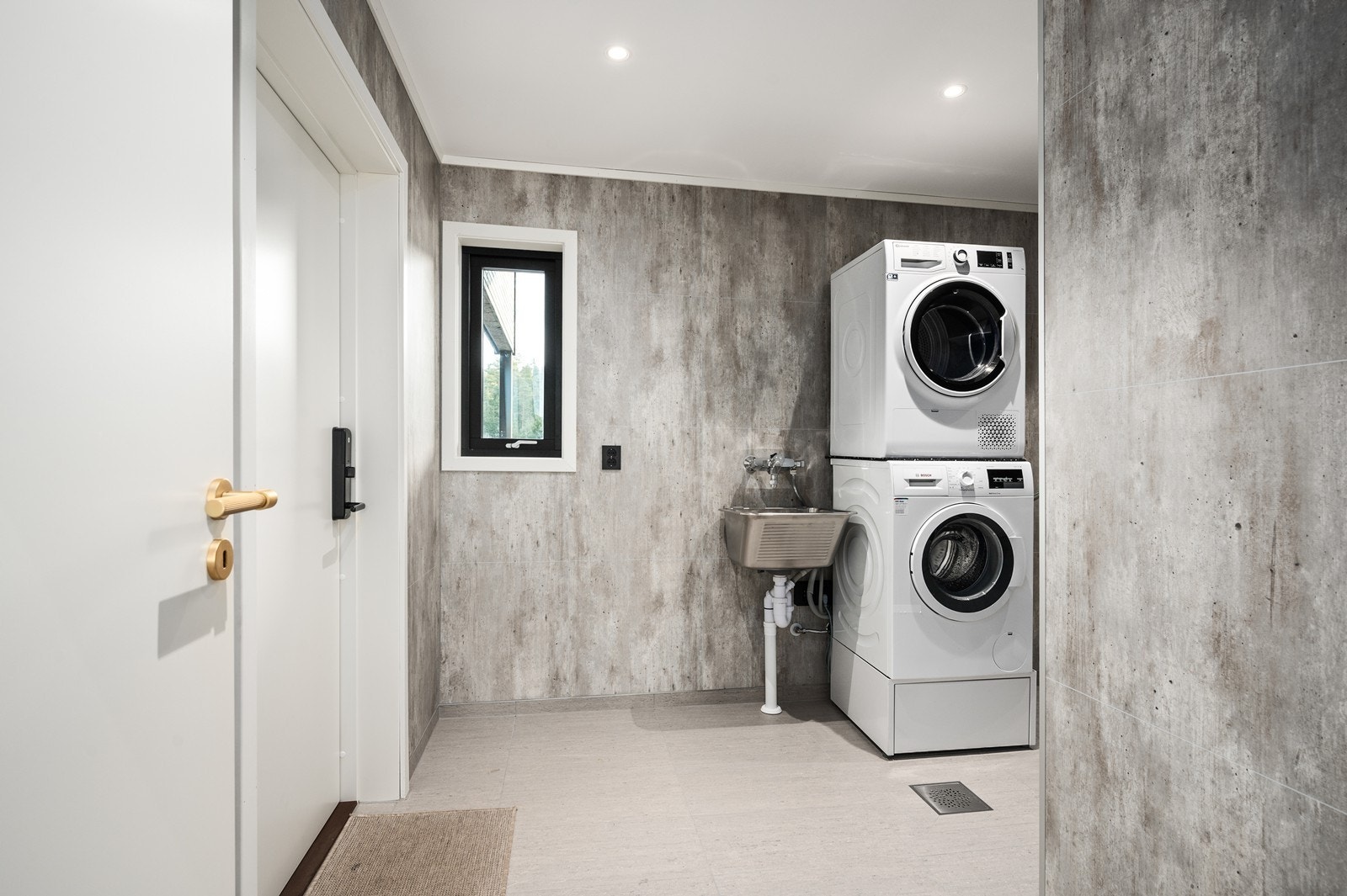Boligen har eget separat vaskerom med egen praktisk inngang. Galleribilde