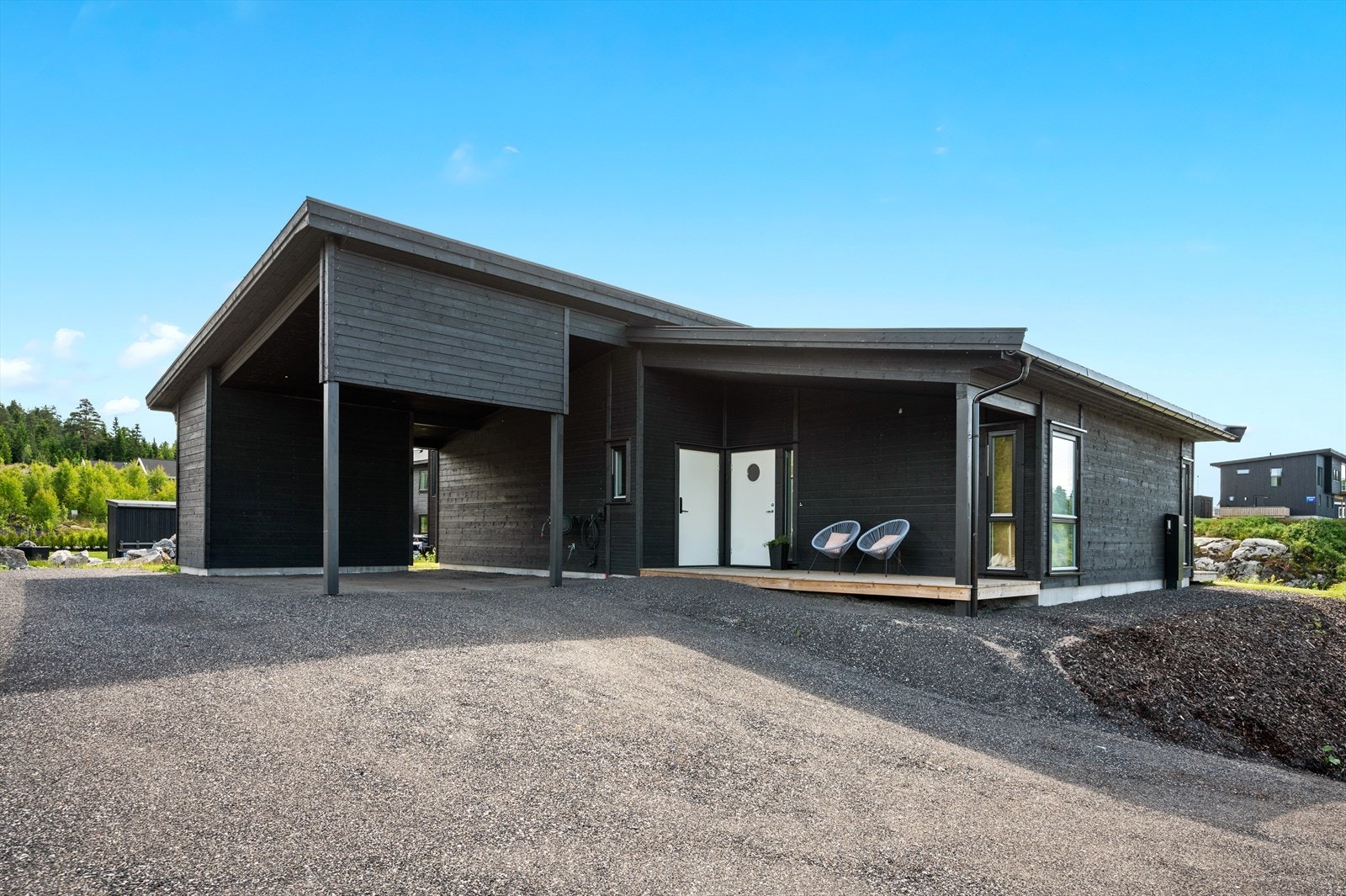 Eiendommen har gruset innkjørsel og gårdsplass, samt carport med tilknyttet utebod. Galleribilde