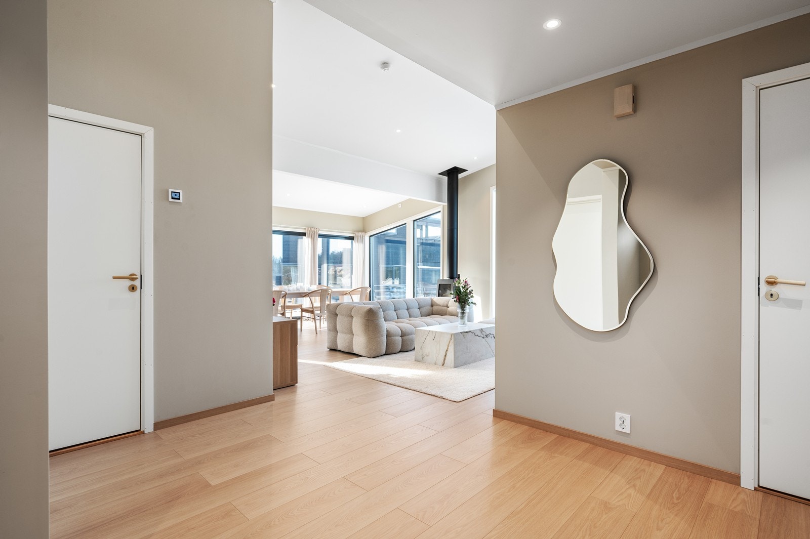 Åpen himling og stor takhøyde gir en luftig og romslig følelse. Galleribilde