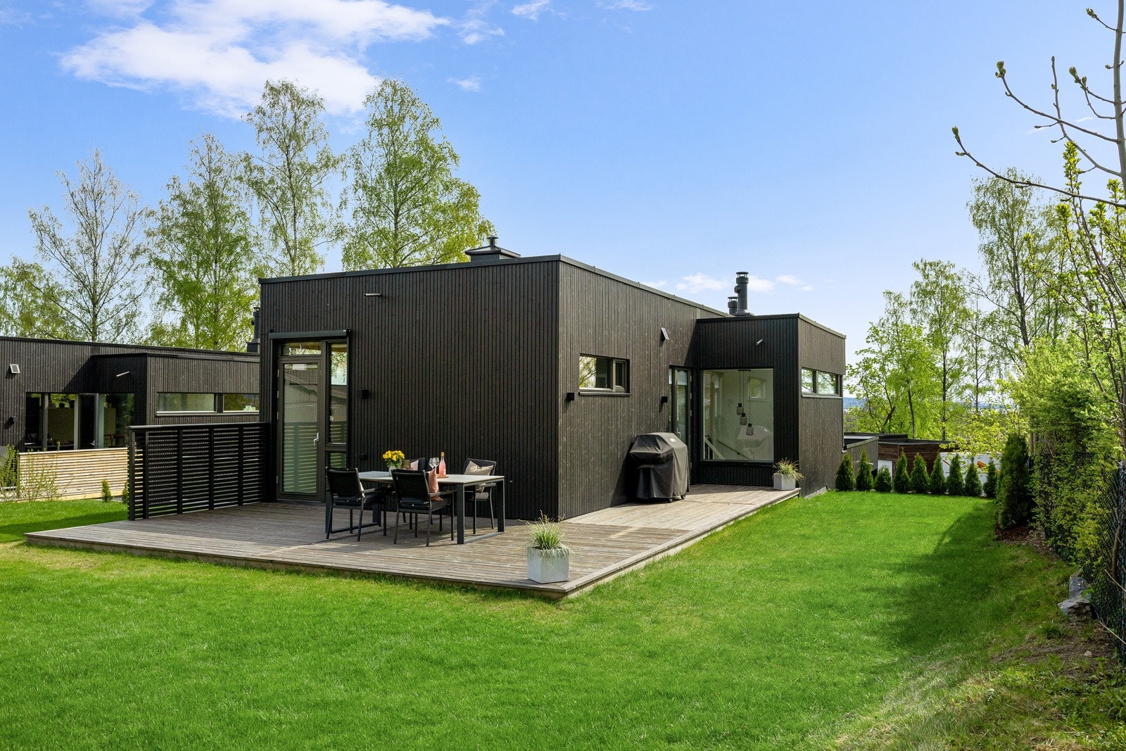 Flotte uteplasser og hage m/ sol og fantastisk utsikt Galleribilde