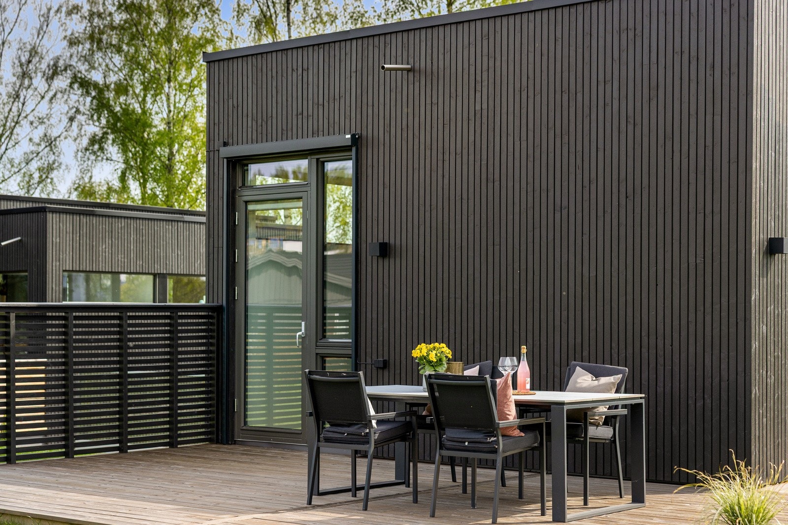 Huset ligger fint til med solrike uteområder Galleribilde