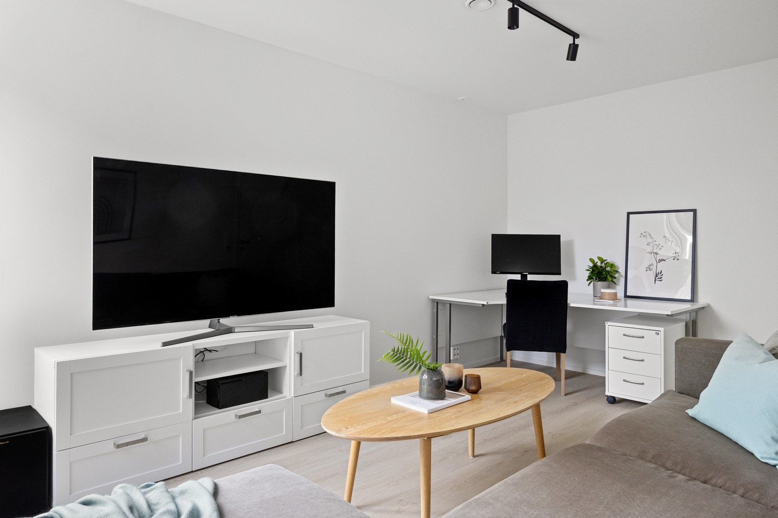 Soverom 2 er av en god størrelse og har god plass til seng og garderobe Galleribilde