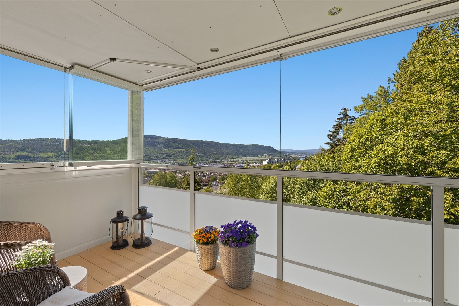 Romslig, innglasset balkong med nydelig utsikt. Galleribilde