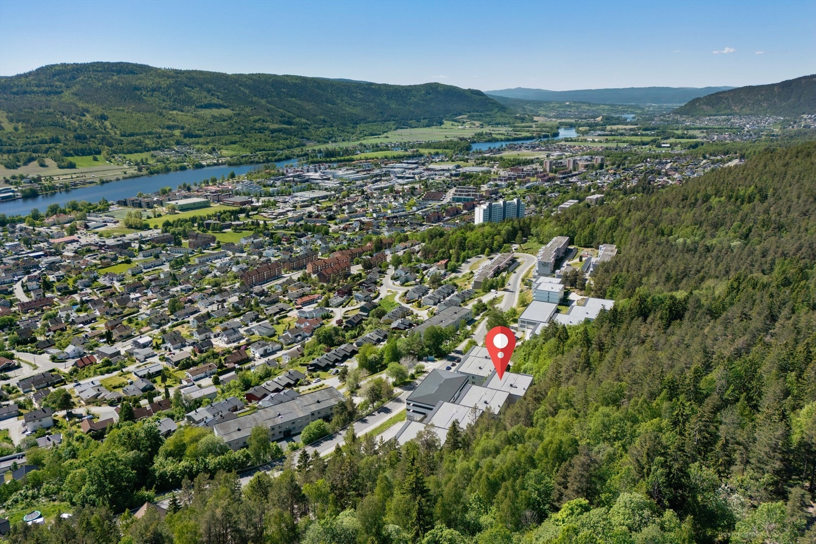 Det er kun ca. 5 km og 10 minutters kjøring til Drammen sentrum, som byr på et bredt tilbud av kultur og handel. Galleribilde