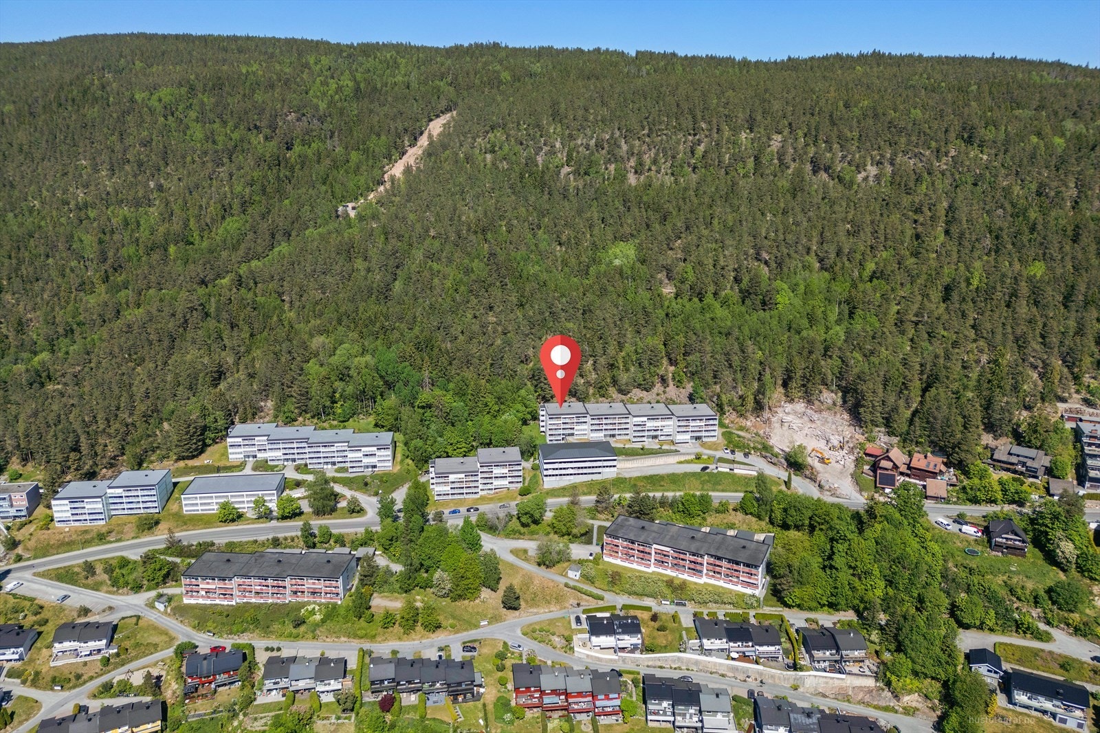 Her får du fordelene av å bo i et boligområde med fredelige omgivelser samtidig som alle nødvendige fasiliteter er lett tilgjengelige. Galleribilde