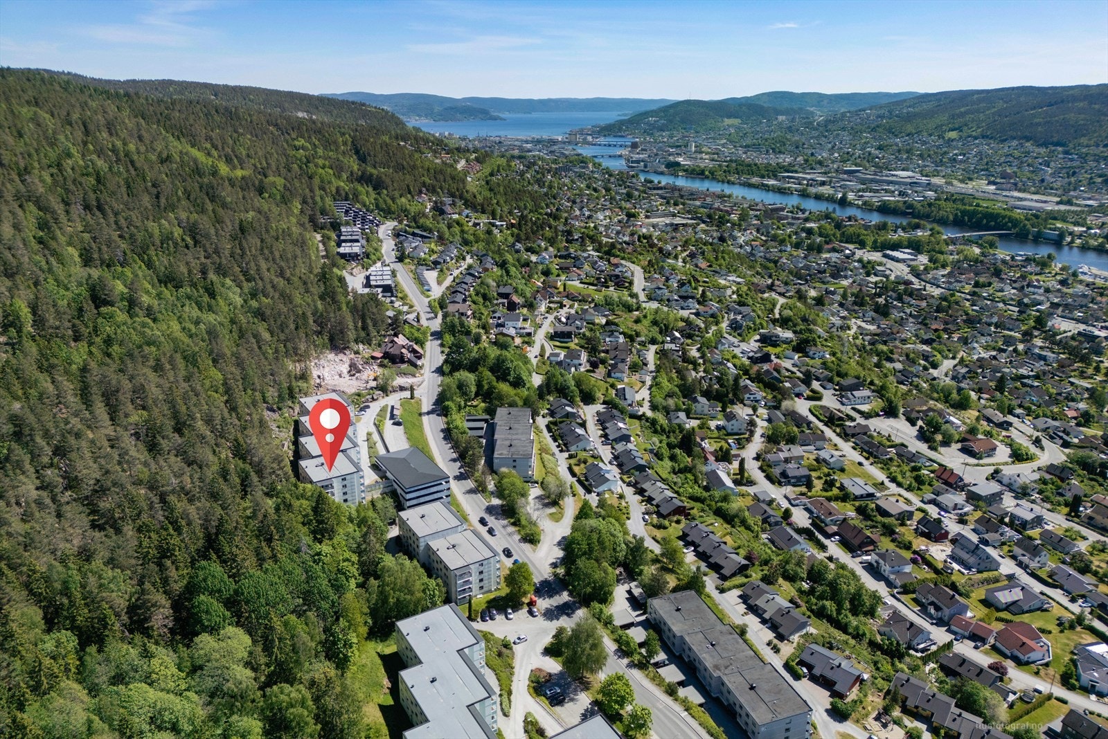 Boligen har umiddelbar nærhet til marka, med flotte turstier og lysløyper som gir gode muligheter for friluftsliv hele året. Galleribilde