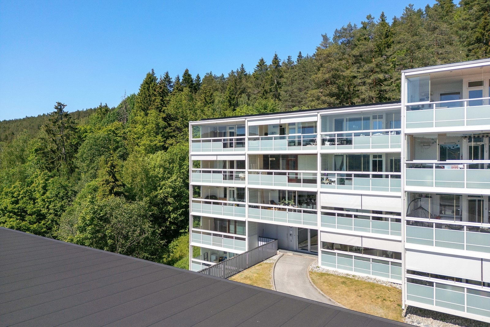 Kastanjeveien 54 ligger i et stille og veletablert boligområde øverst på Åssiden i Drammen, perfekt for deg som ønsker ro og nærhet til byen. Galleribilde