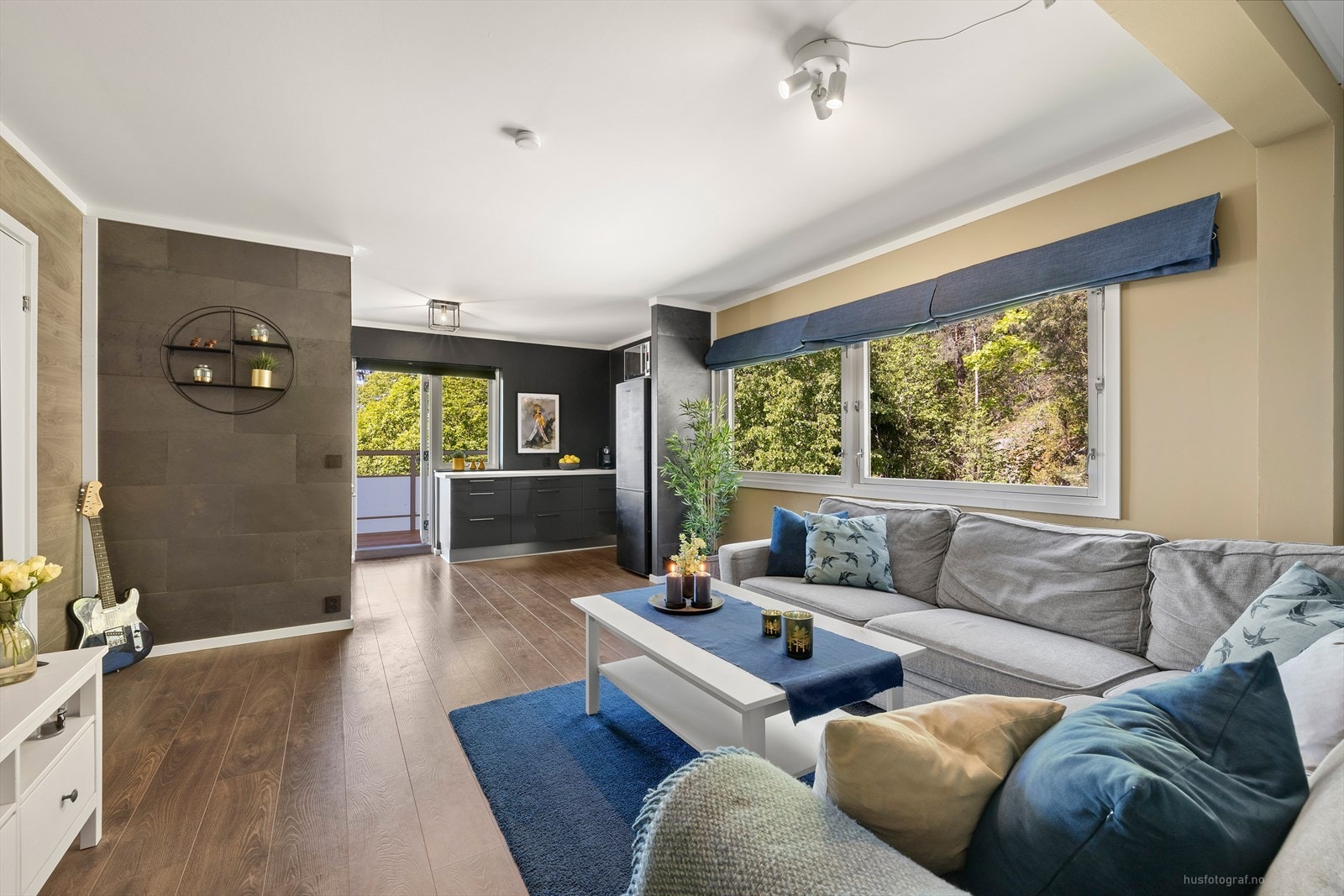 Leiligheten har en meget fin planløsning med åpen løsning mellom stue og kjøkken samt god plass til sofa og bord i stue. Galleribilde
