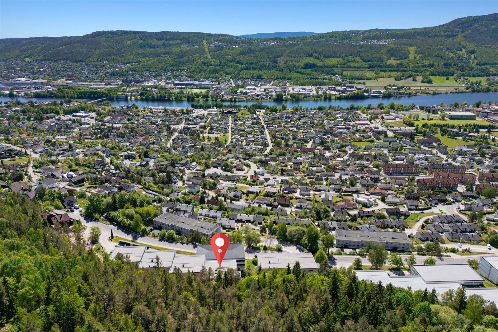 Bussholdeplassen Kastanjeveien Nedre ligger bare 100 meter fra boligen, med hyppige avganger til Drammen sentrum. Galleribilde