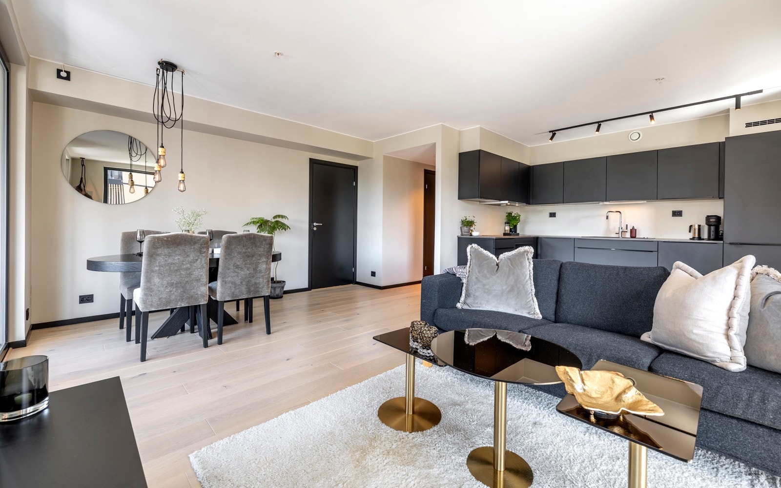 Rommets størrelse gir godt med plass til både en komfortabel TV-lounge og et spisebord, som enkelt kan deles inn i ulike soner. Galleribilde