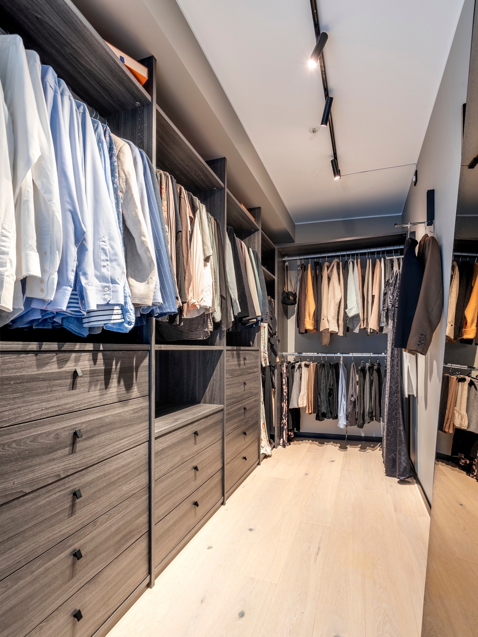 Walk-in-closet med garderobeinnredning. Galleribilde