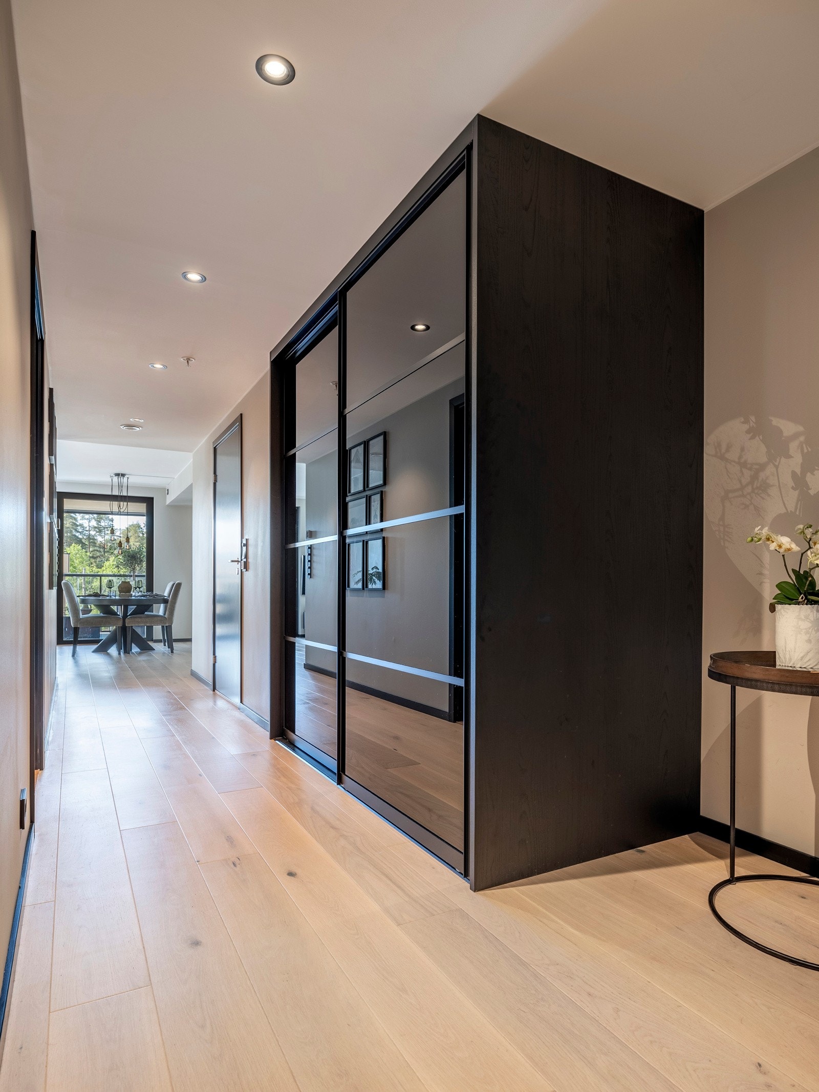 Langs den ene veggen finner du en praktisk skyvedørsgarderobe med god plass til yttertøy, sko og annet utstyr. Galleribilde