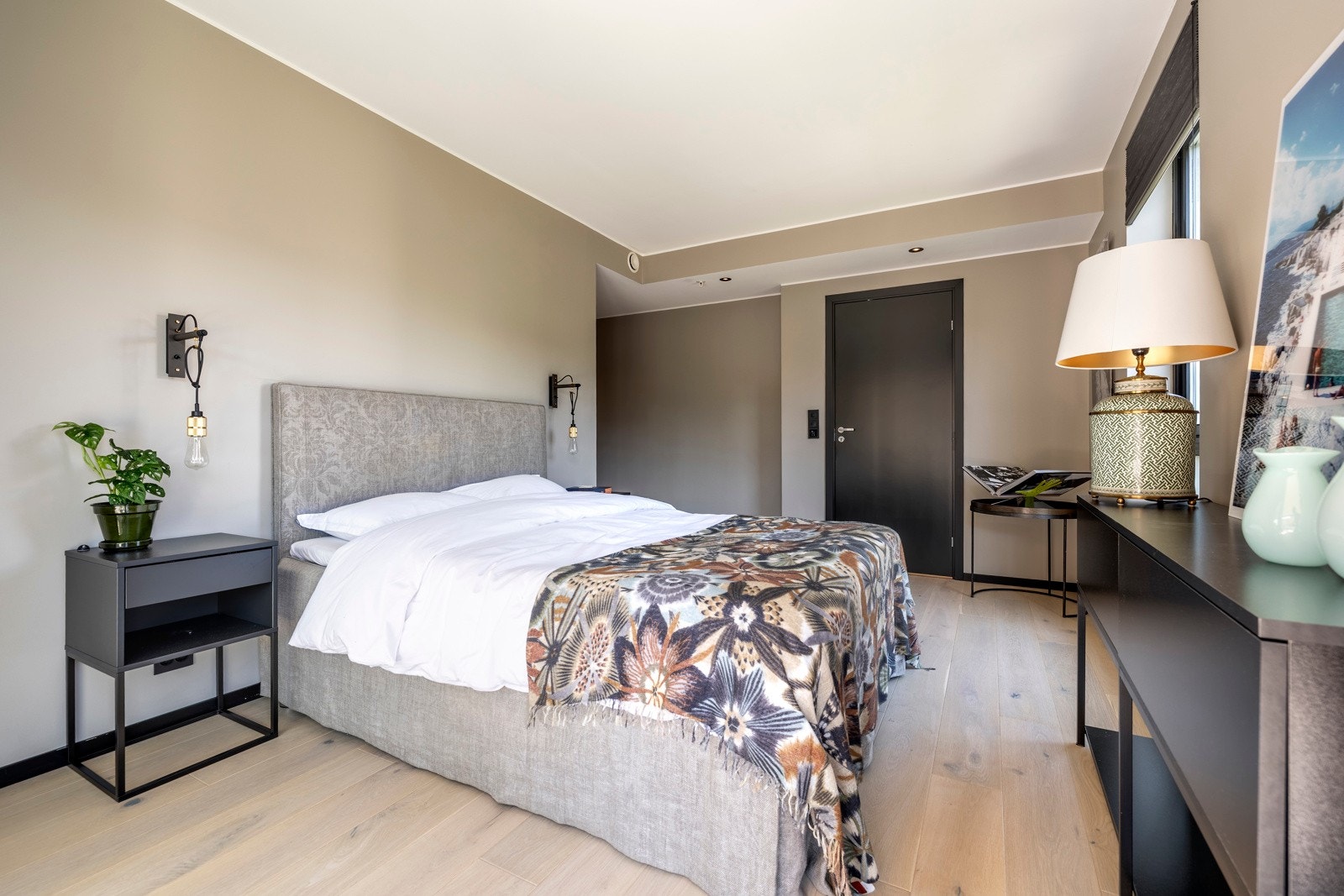 Rommet ligger i en suiteløsning til det ene badet, og har i tillegg sitt eget walk-in-closet. Galleribilde