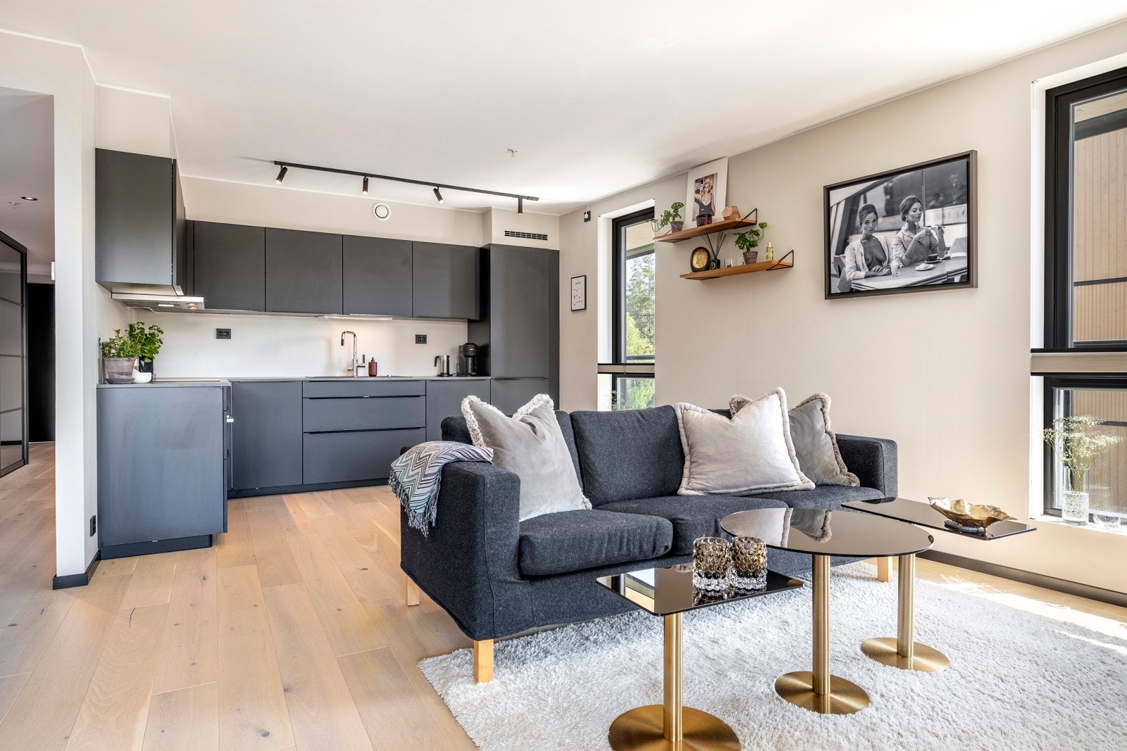 Stilrent og moderne kjøkken fra Mobalpa med åpen løsning mot stuen, som skaper en luftig og sosial atmosfære. Galleribilde