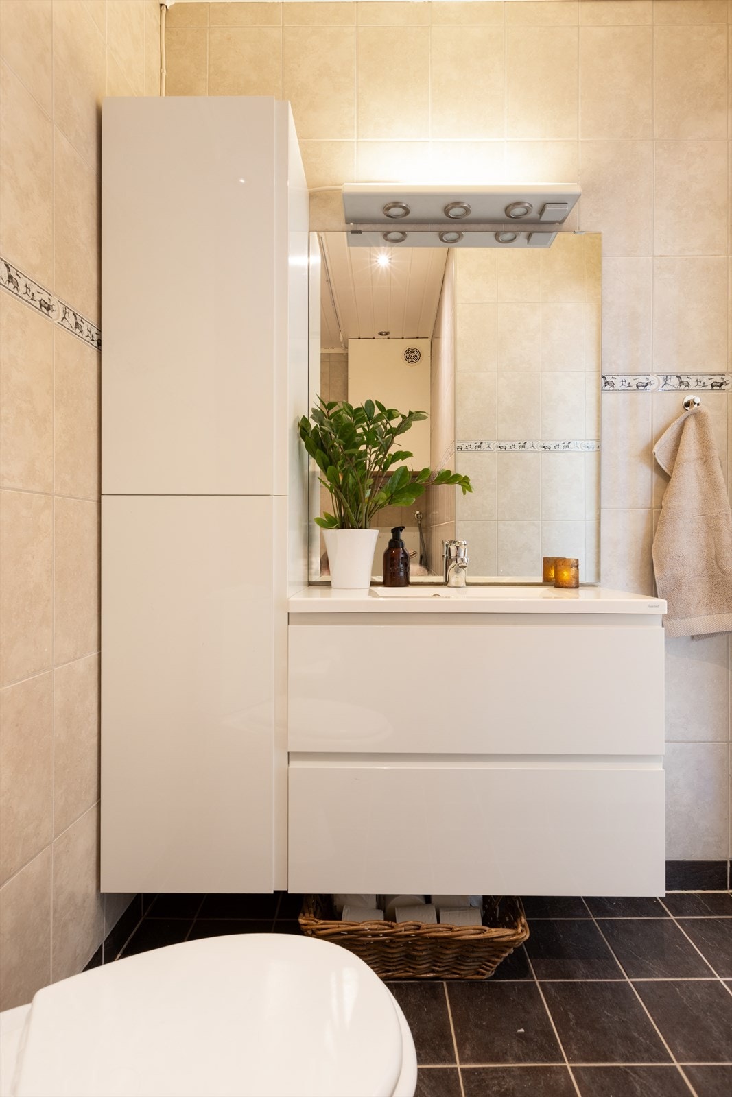 Innredningen består av servantskap, heldekkende servant, gulvmontert toalett og frittstående badekar med dusjutstyr Galleribilde