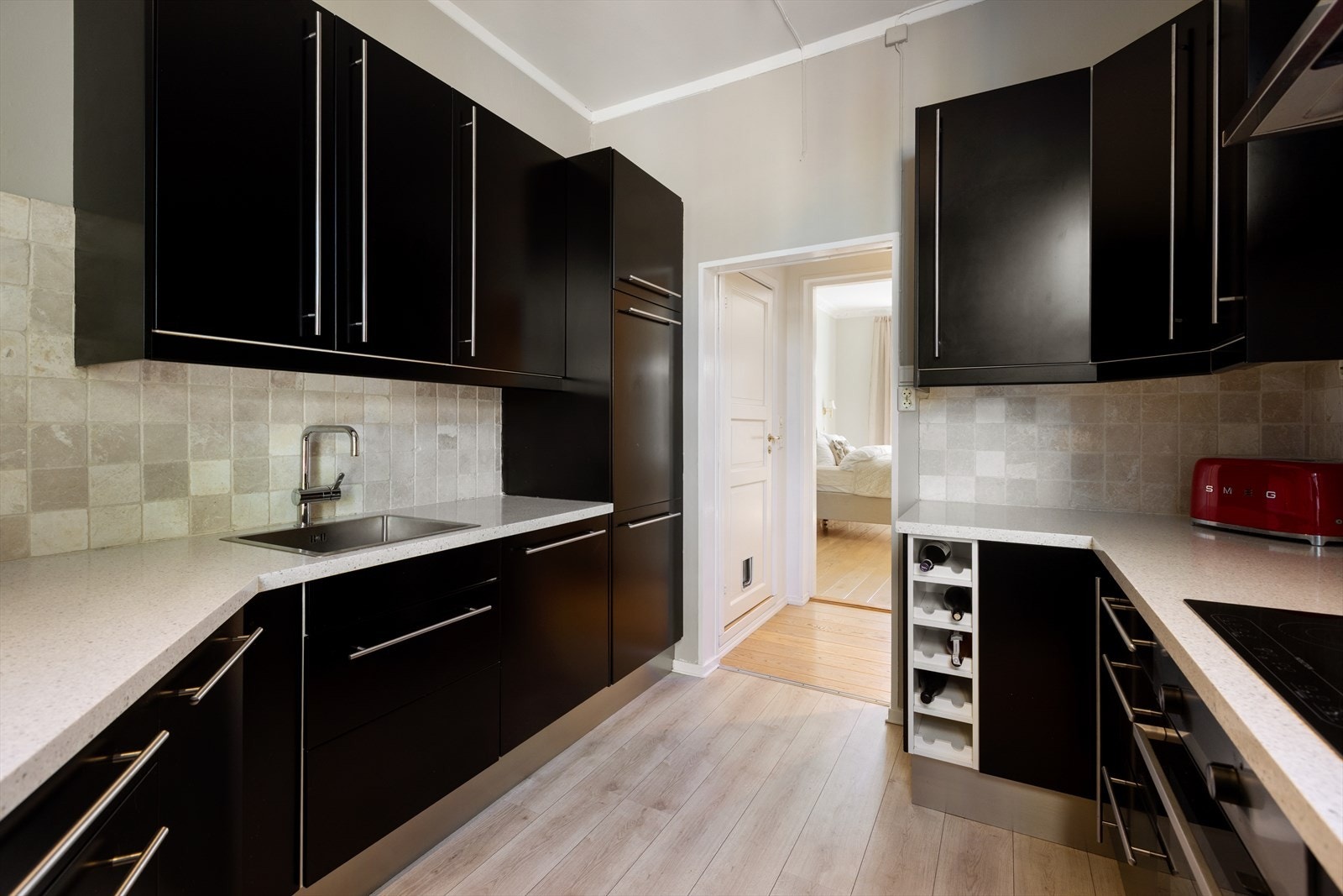 Separat kjøkken med en funksjonell og praktisk utforming Galleribilde