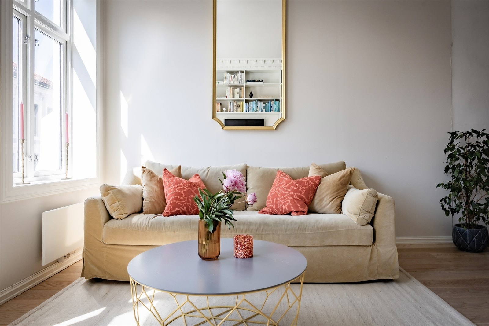 Hele leiligheten er malt i behagelige fargetoner og lyse gulv Galleribilde