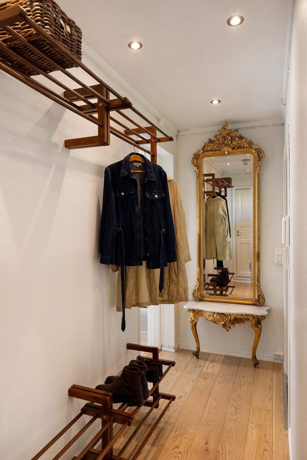 Innbyende entré med god plass til å henge fra seg ytterøy Galleribilde