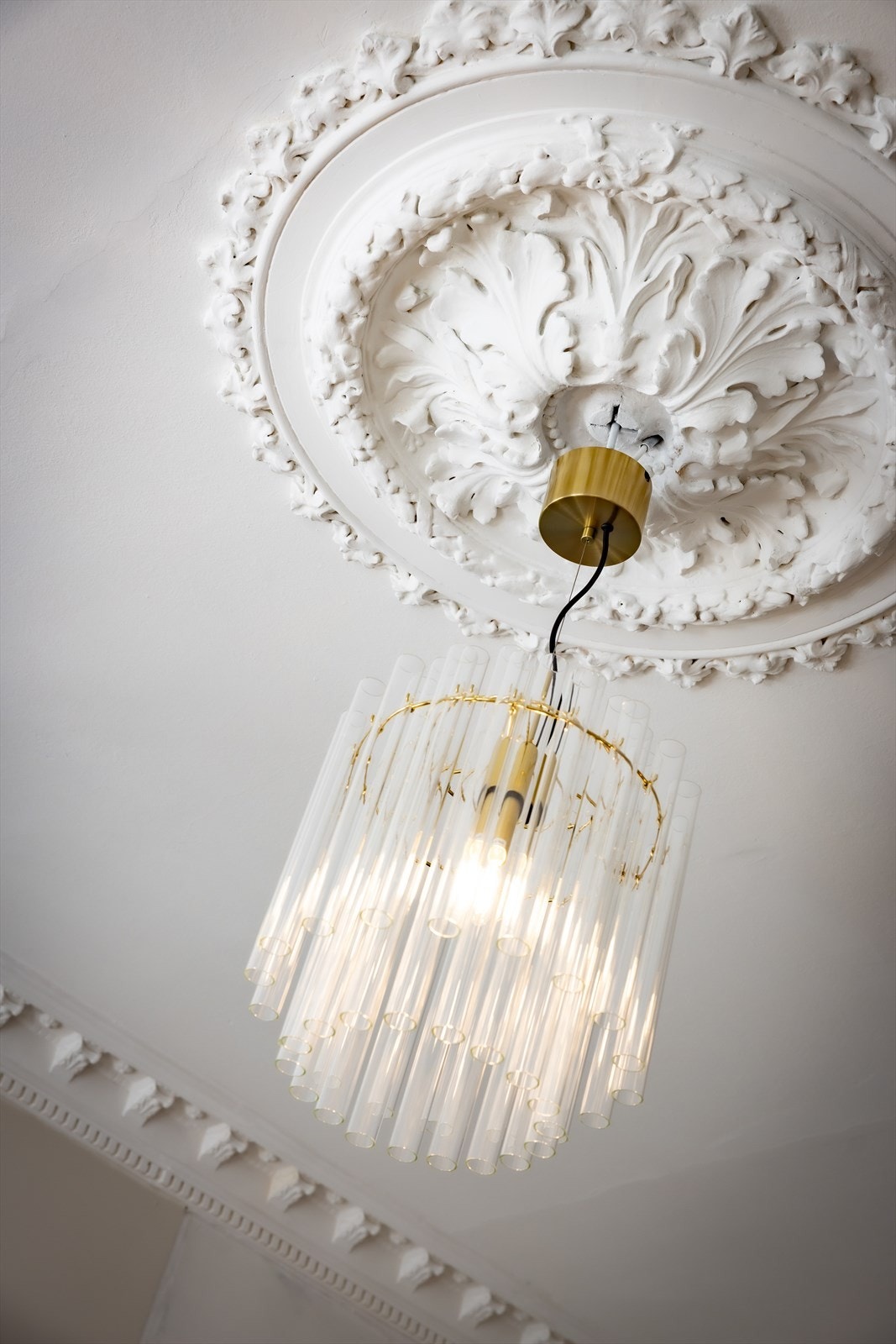 Stukkaturen i stue er nyrenovert av gipsmaker Gatobi og rosetten er original fra byggeår Galleribilde