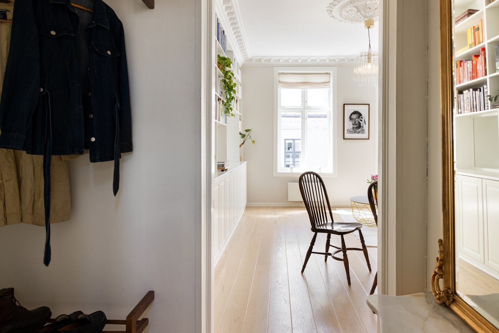 Leiligheten har en gjennomgående og luftig planløsning, med lyse oppholdsrom Galleribilde