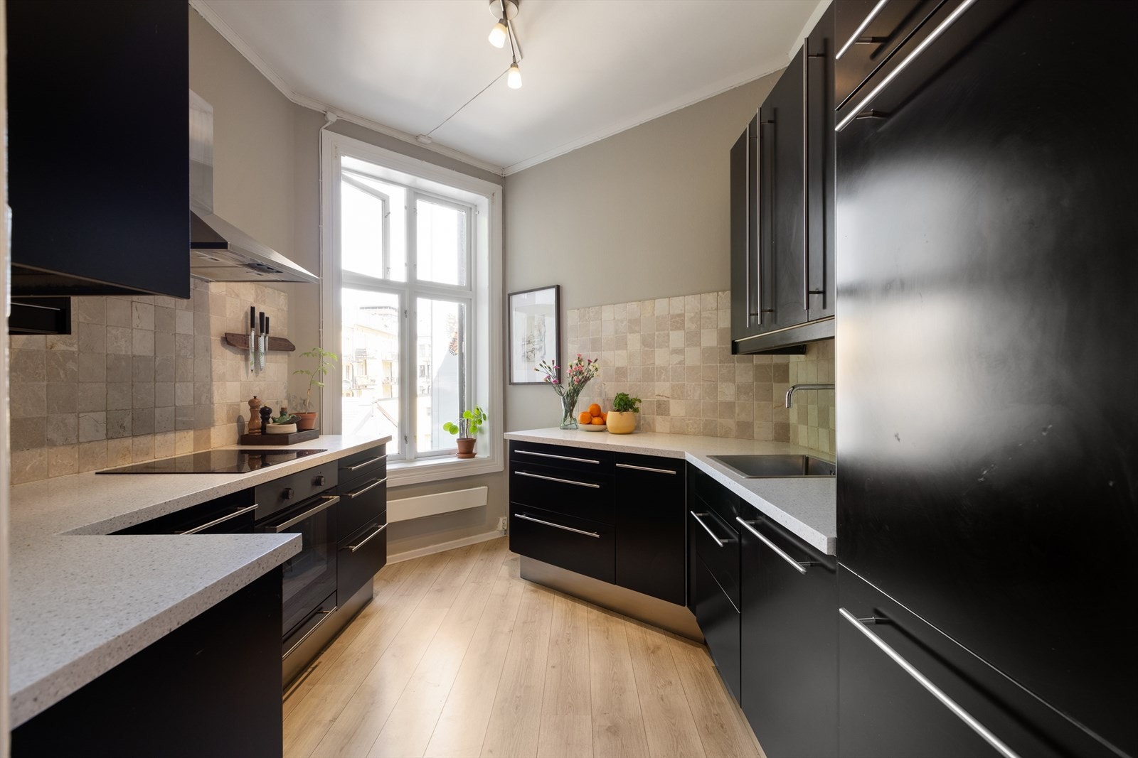 Kjøkkenet er fra 2010 (opplyst i tidligere salgsoppgave) og er utstyrt med integrerte hvitevarer Galleribilde