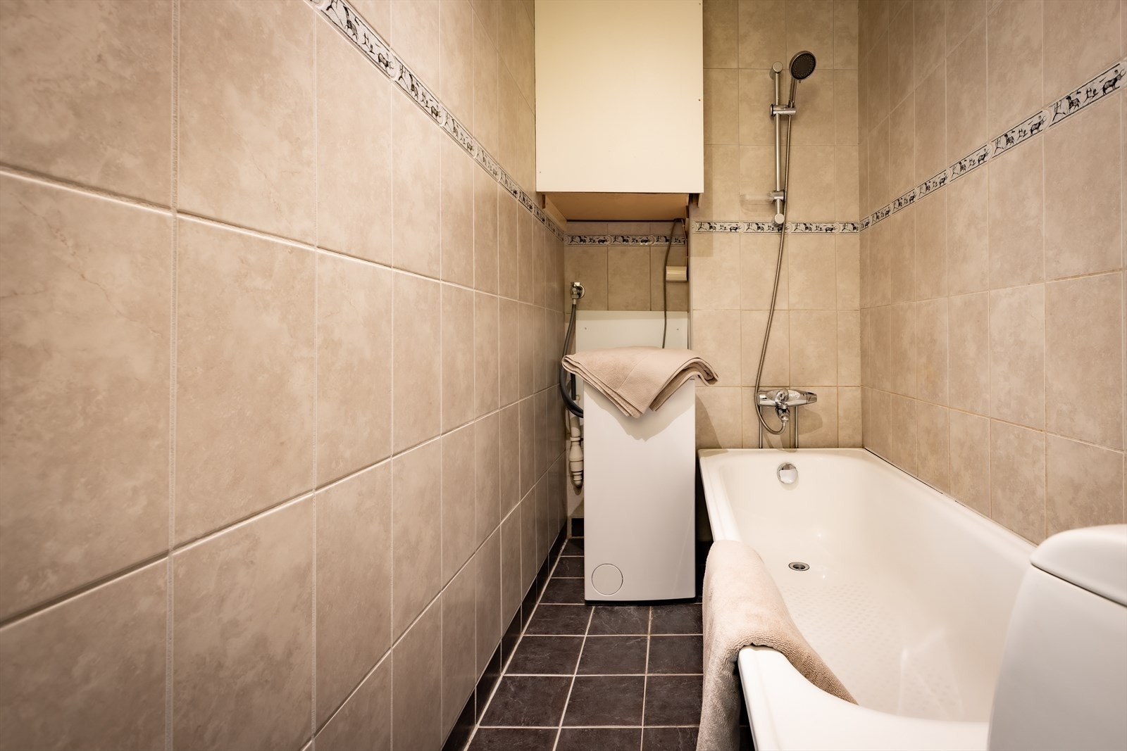 Badet er fra 2006 (i henhold til tidligere salgsoppgave) og har opplegg for vaskemaskin Galleribilde