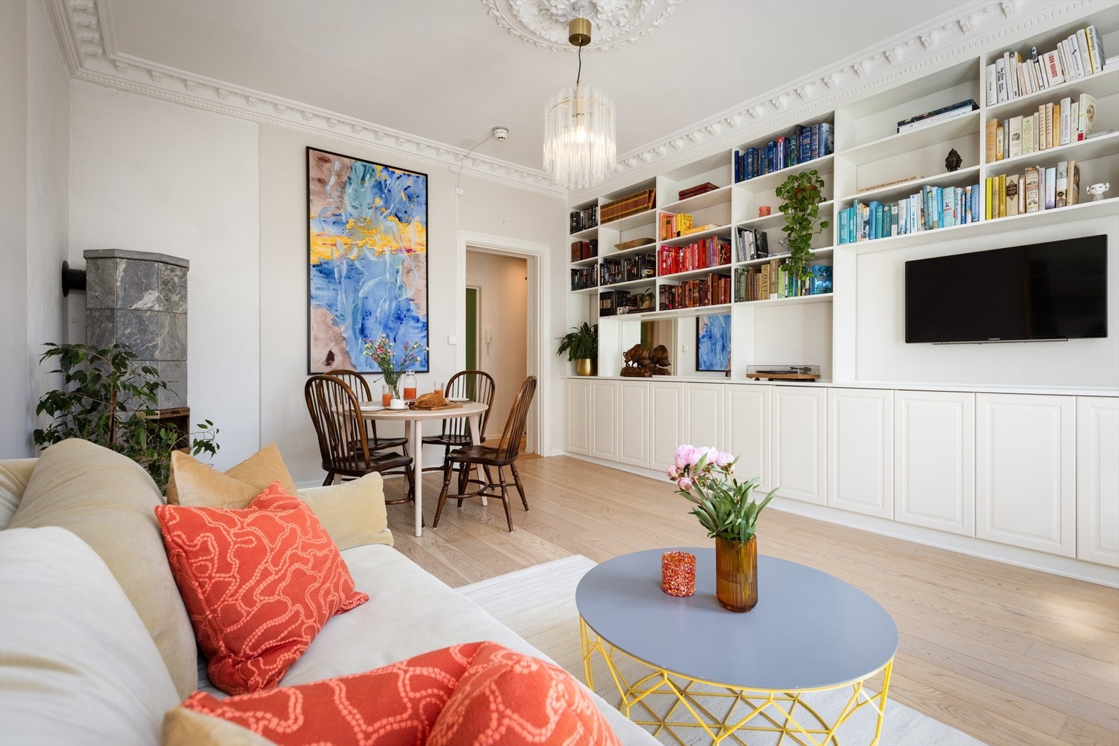 Det er gode innredningsmuligheter med plass til både sofagruppe og spisebord Galleribilde