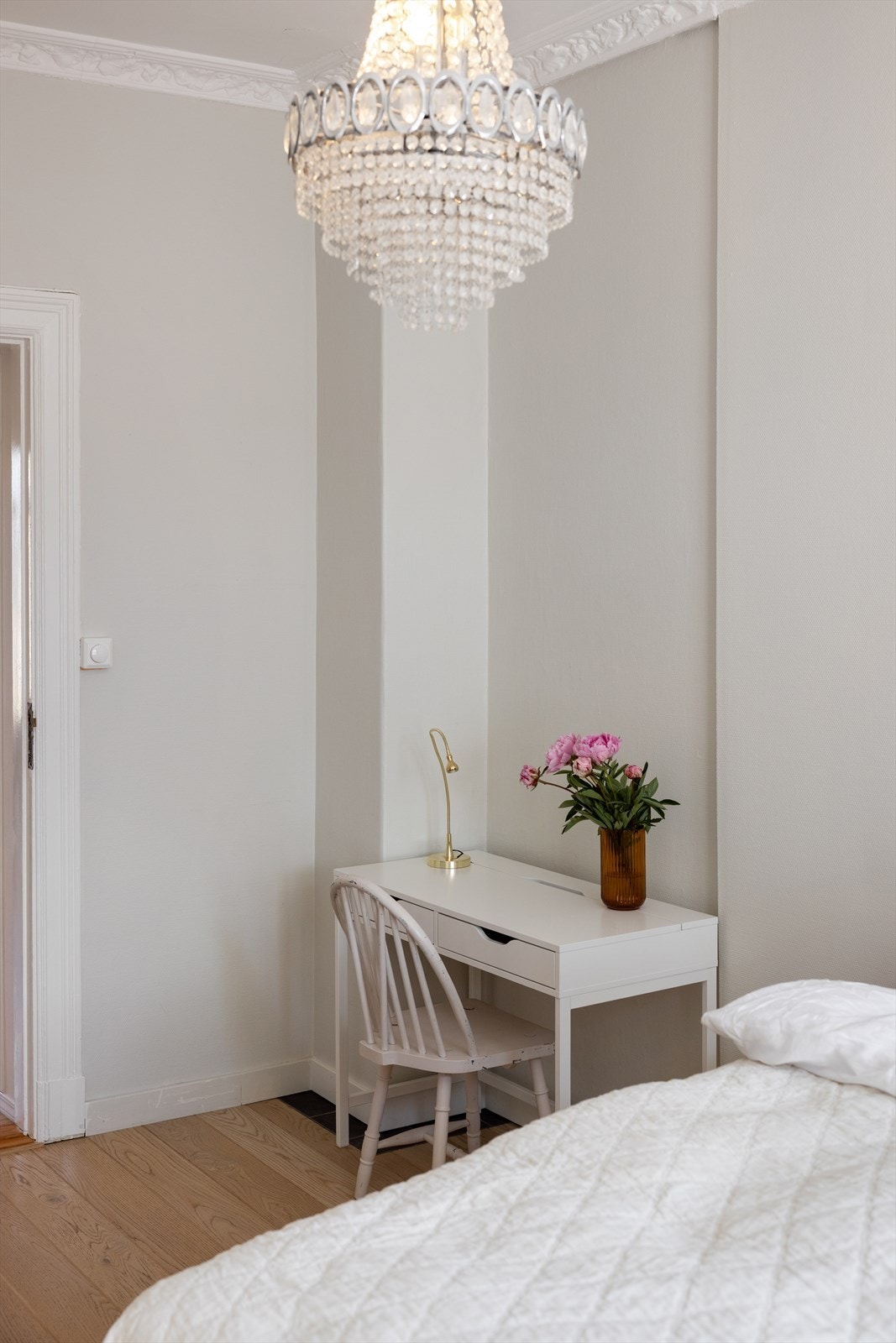 Svært romslig soverom med god plass til skrivebord Galleribilde