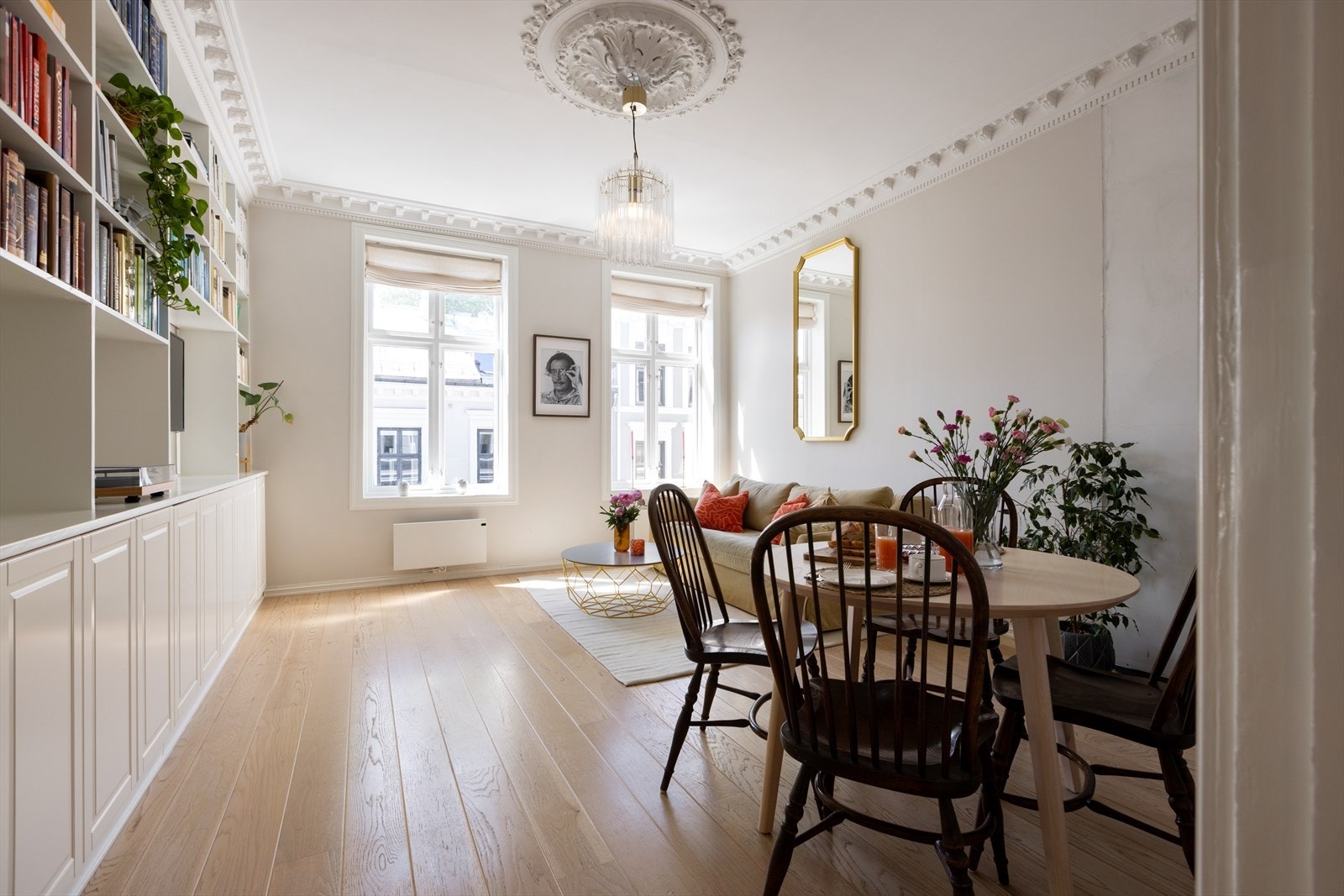 Stuen har en generøs takhøyde, dype vinduskarmer og store vindusflater som gir rommet en luftig atmosfære Galleribilde