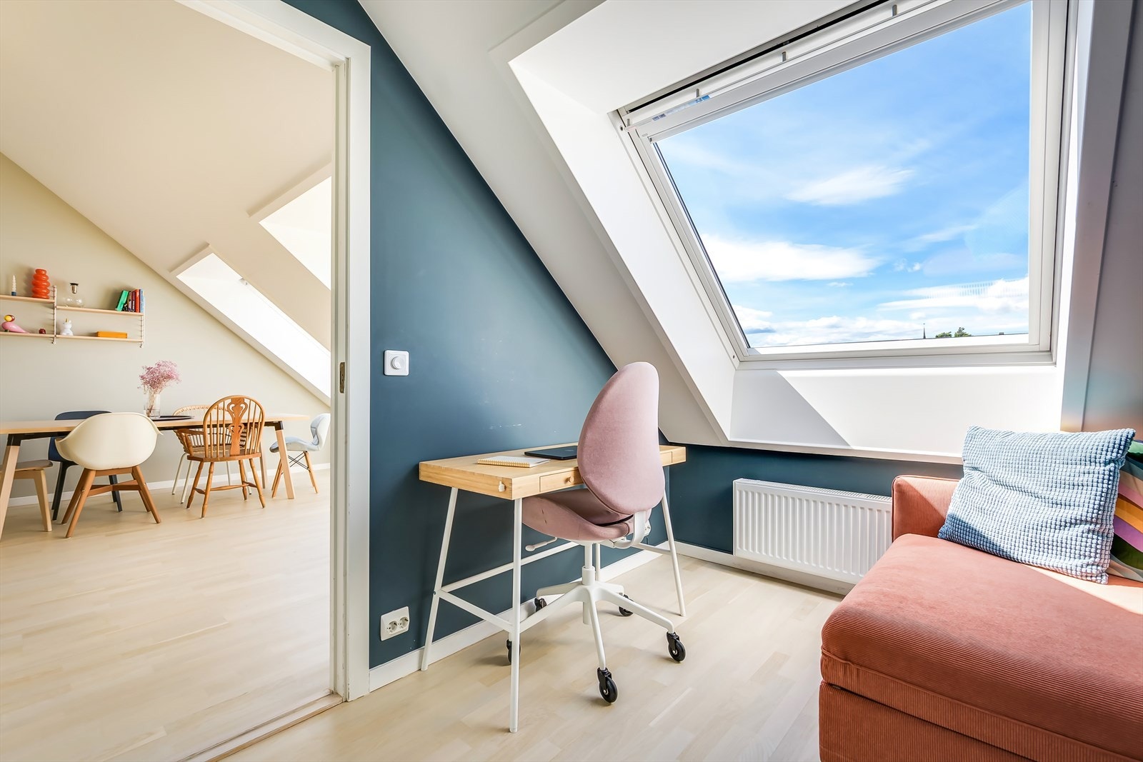 Det er plass til dobbeltseng og tilhørende nattbord. Galleribilde