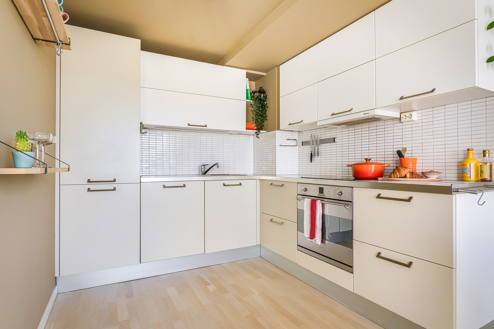 Et nydelig og plasstilpasset kjøkken fra Zecchinon med integrerte hvitevarer som stekeovn, platetopp, oppvaskmaskin og kjøl/fryseskap. Galleribilde