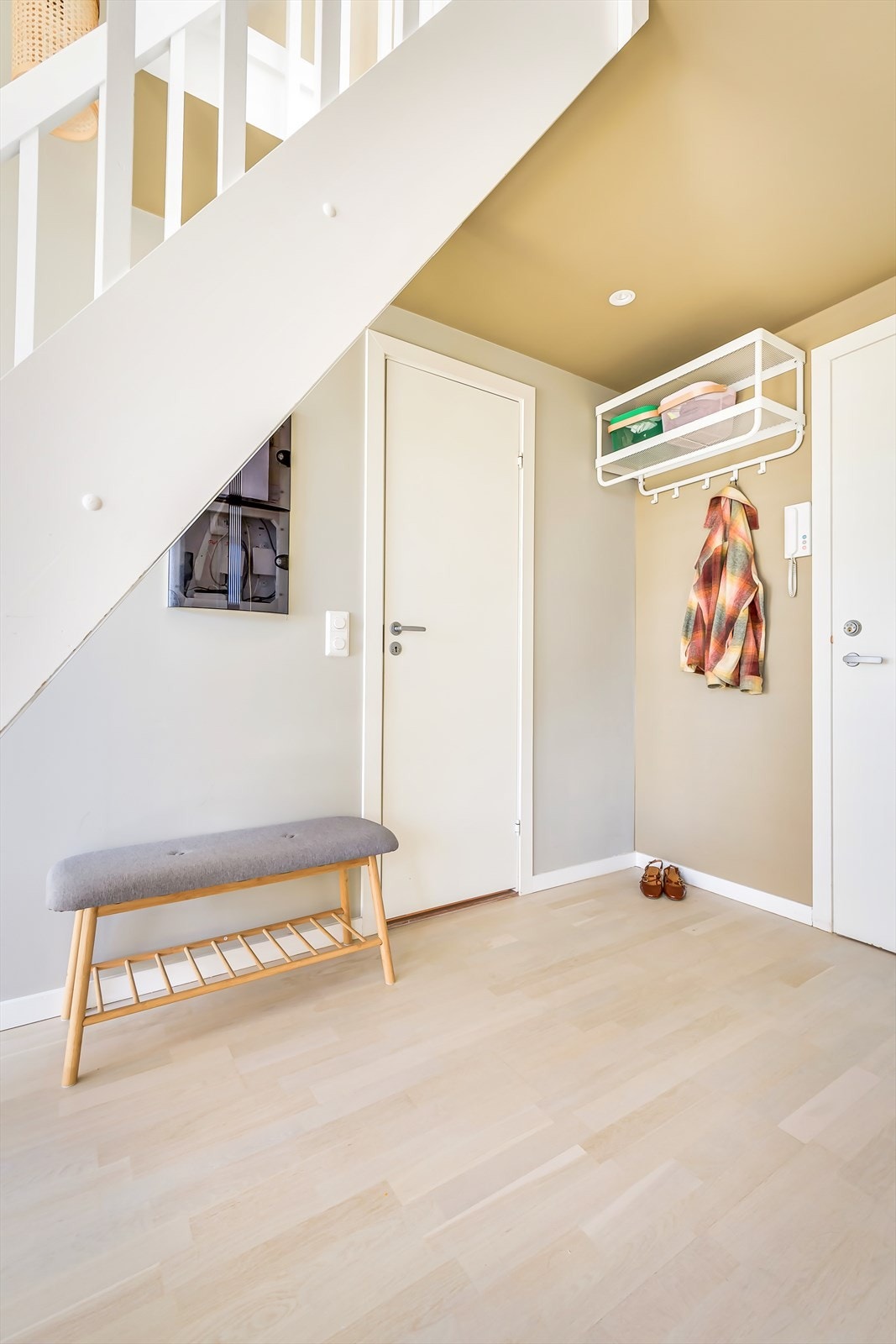 I det du trer over dørstokken møtes du av en lys og innbydende entré. Her har du god plass til å henge fra deg yttertøyet før du beveger deg videre inn i leiligheten. Galleribilde