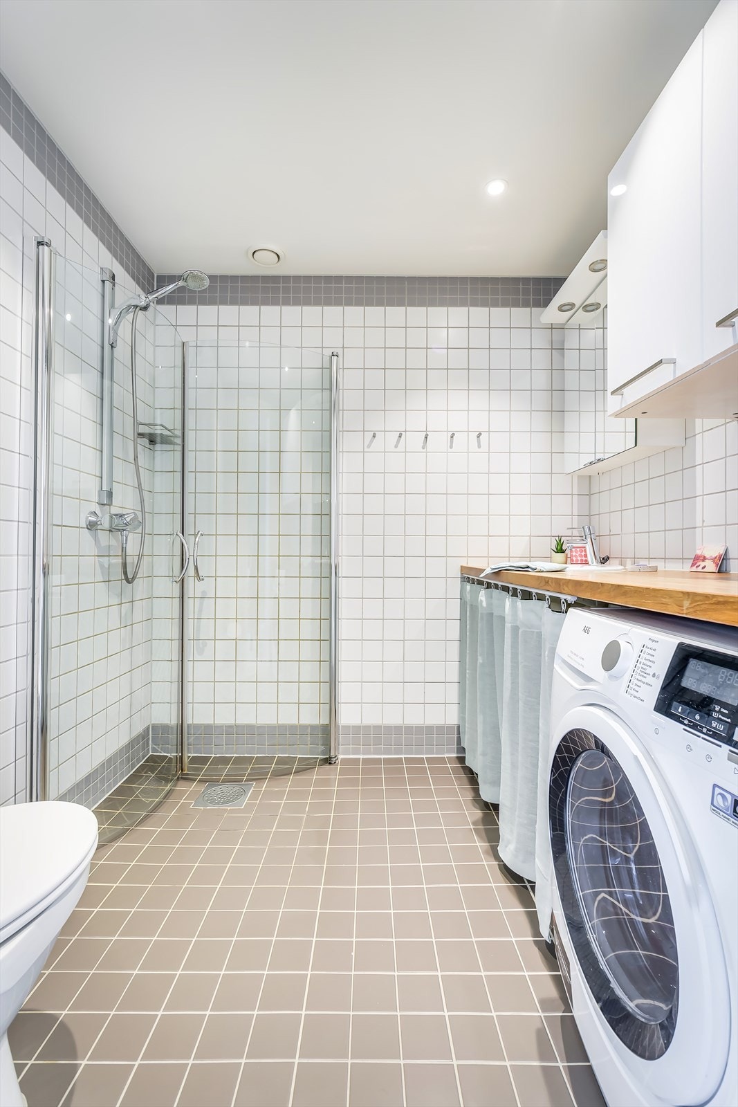 Baderomsinnredningen består av nedfelt servant i benkeplate med speilskap og belysning over. God oppbevaringsplass i overskap. Galleribilde