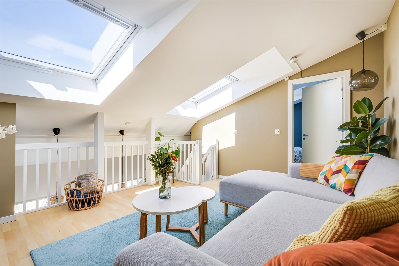 Stuen fremheves av de store vindusflatene som gir rommet rikelig med naturlig belysning og en luftig atmosfære. Galleribilde