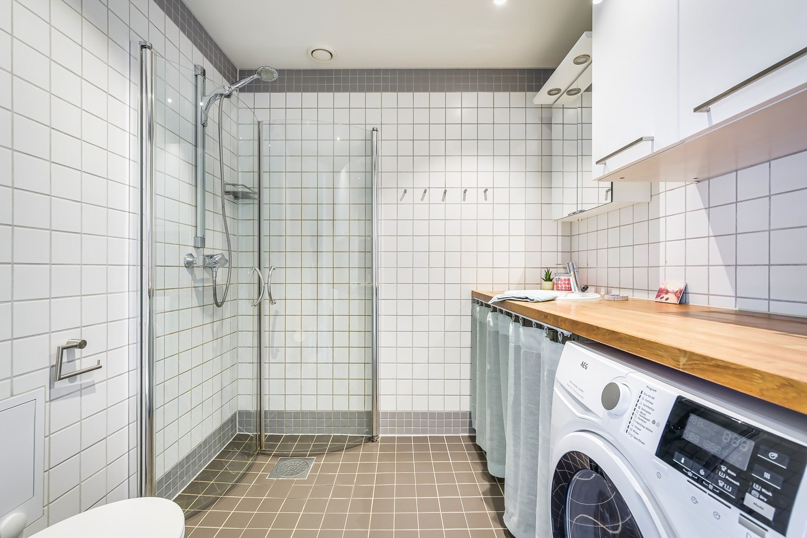 Romslig, flislagt bad med varmekabel i gulv som sørger for ekstra komfort i hverdagen. Galleribilde