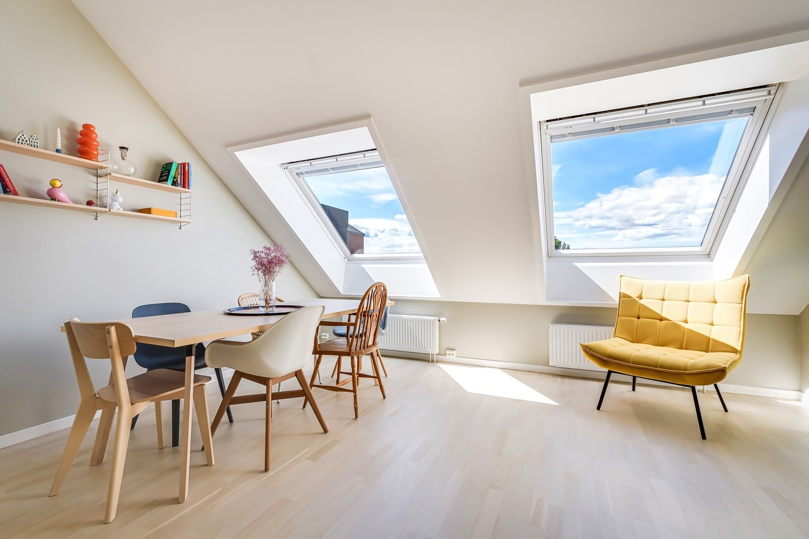 Legg merke til de store takvinduene, som slipper inn rikelig med naturlig lys. Galleribilde