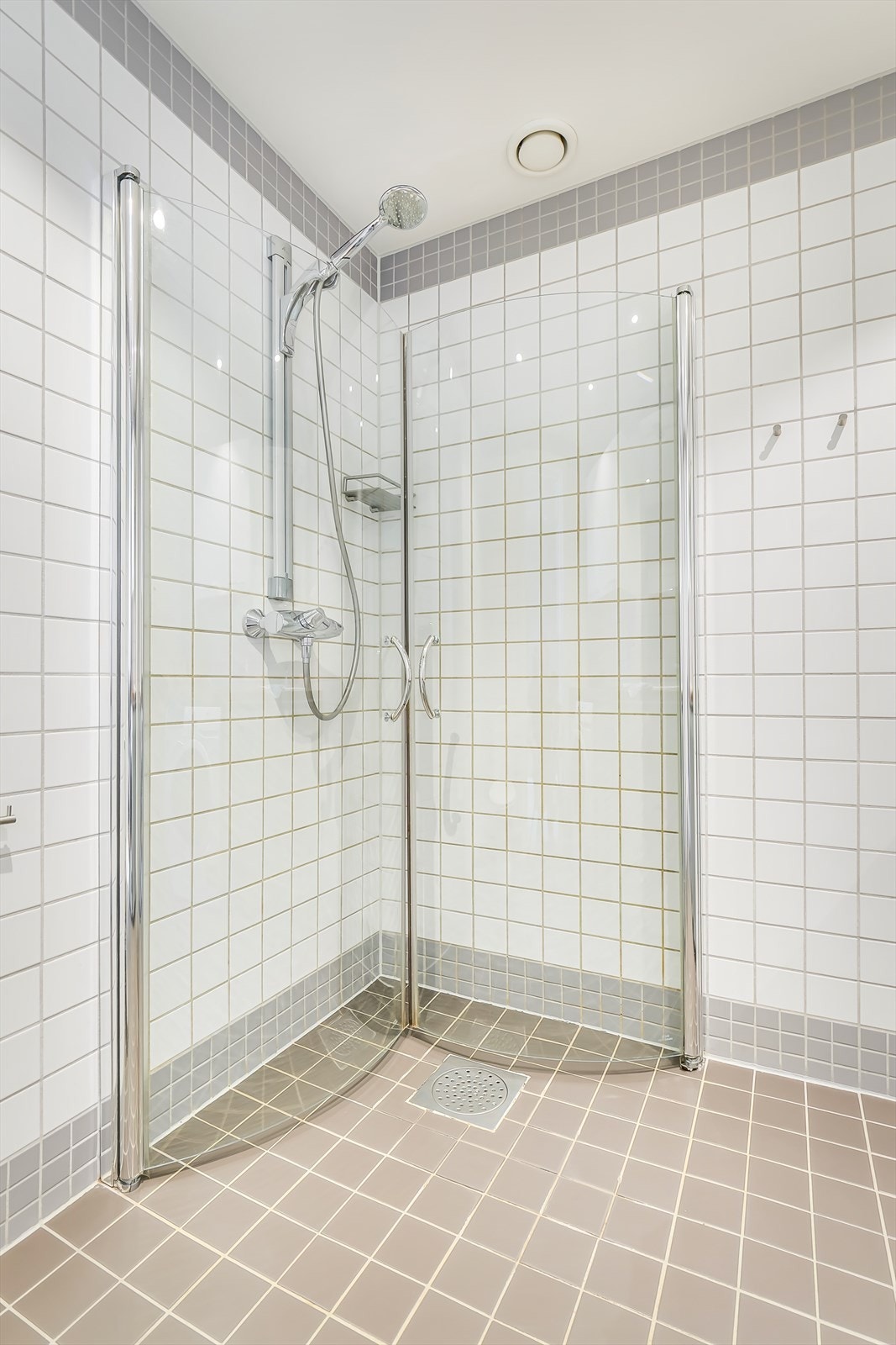 Det er ellers installasjoner med dusjhjørne med innfellbare glassdører, gulvstående toalett og opplegg for vaskemaskin under benkeplaten. Galleribilde