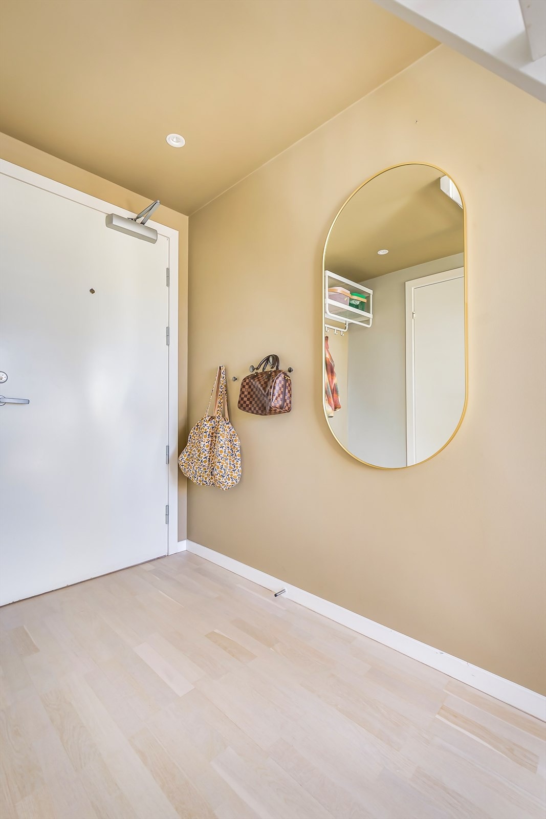 Her har du god plass til å henge fra deg yttertøyet før du beveger deg videre inn i leiligheten. Galleribilde